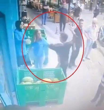 Eski sevgilisini çalıştığı markette darbedip, müşteriyi bıçakladı; olay kamerada