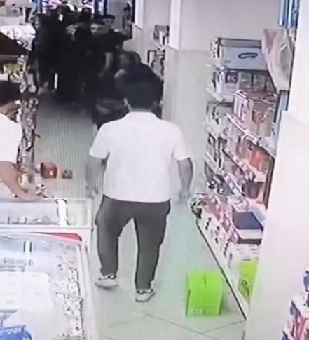 Eski sevgilisini çalıştığı markette darbedip, müşteriyi bıçakladı; olay kamerada