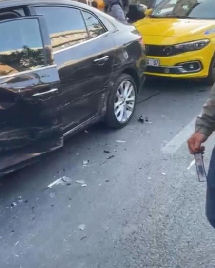 Kağıthanede fren yerine gaza bastı: 4 araca çarptı, 2 kişi yaralandı; o anlar kamerada