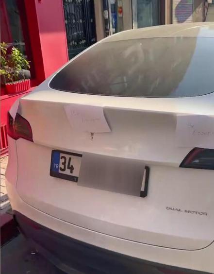 Şişlide yola bırakıp gittiği araca 3 dilde yazılı notlarla Ben eşeğim tepkisi