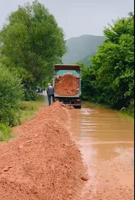 6 köyün kullandığı yol taşkında kapandı