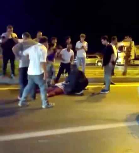 Yolun karşısına geçmeye çalışan yayalara otomobil çarptı: 1 ölü, 1 yaralı