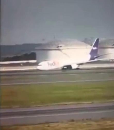 İstanbul Havalimanında uçak gövdesi üstü indi