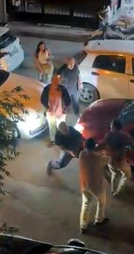 Avcılar’da tekme ve yumruklu yol verme kavgasını gülerek cep telefonu kamerasıyla kaydetti