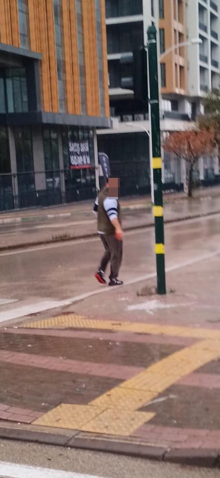 Sürücüyle tartışan yaya, özel halk otobüsünün camını yumrukla kırdı