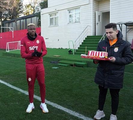 Galatasarayda Osimhen’in doğum günü kutlandı