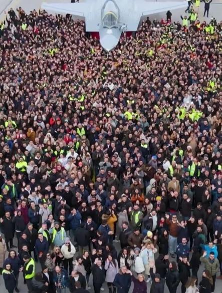 TUSAŞ, Milli Muharip Uçak KAANı Ferdi Tayfur şarkısıyla paylaştı