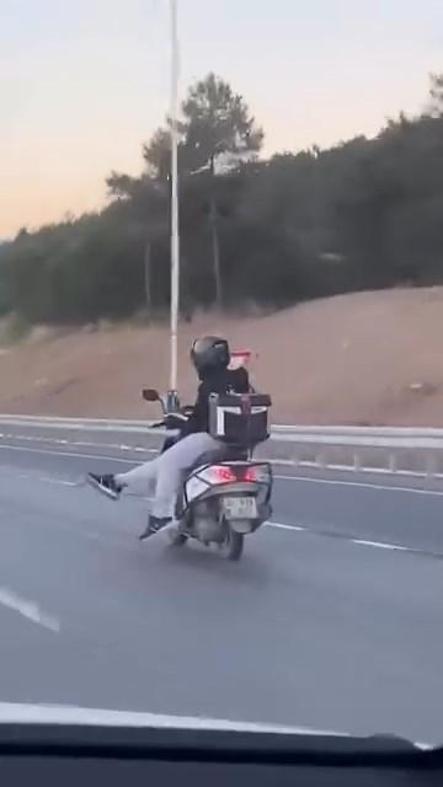 Ümraniyede seyir halindeki motokuryenin tehlikeli yolculuğu kamerada