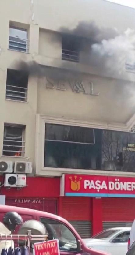 Fatihte gelinlik mağazasında yangın; mahsur kalan 2 kişi kurtarıldı