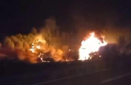 Yalovada seyir halinde alev alan TIR küle döndü