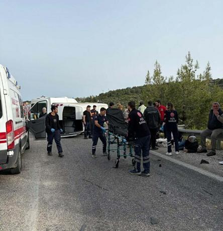 Kuşadasında otomobil ile minibüs çarpıştı: 12 yaralı