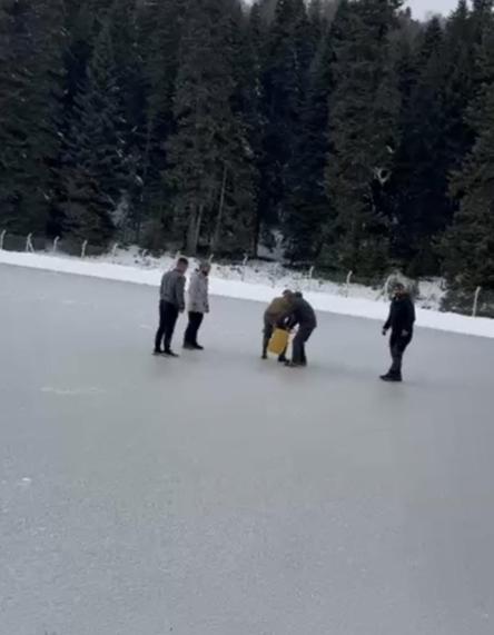 Donan göletin yüzeyindeki buzu motorlu testere ile kesti