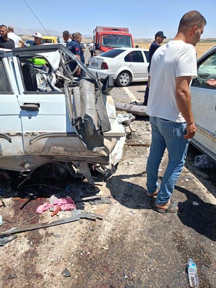 Otomobil ile hafif ticari araç çarpıştı: 3 ölü, 2 yaralı