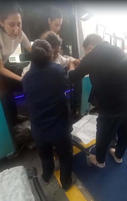 İzmirde şehir içi dolmuşta doğum yaptı; anne ve kız bebeğin durumu iyi