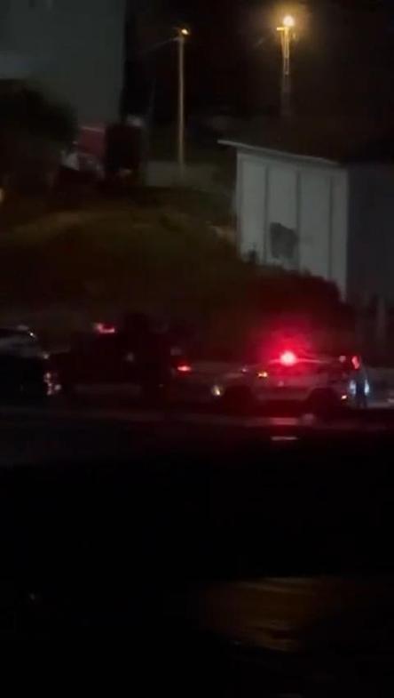 Büyükçekmecede dur ihtarına uymayan motosikletli şüpheliler polise ateş açtı