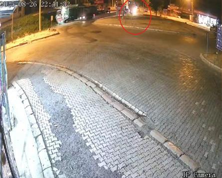 Freni boşalan TIR, sürücünün manevrasıyla refüje çıktı