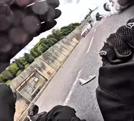 3 motosiklet ve otomobilin karıştığı kaza kask kamerasında