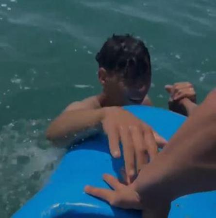 Denizde boğulmak üzereyken kurtardılar