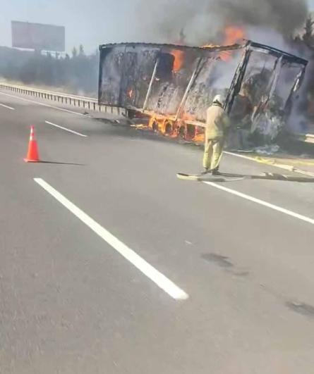 Sarıyerde TIR dorsesi alev alev yandı