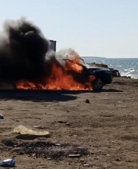 Eyüpsultanda sahilde park halindeki otomobil alev alev yandı