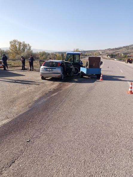 Otomobil ile traktör çarpıştı; 3 jandarma personeli yaralı