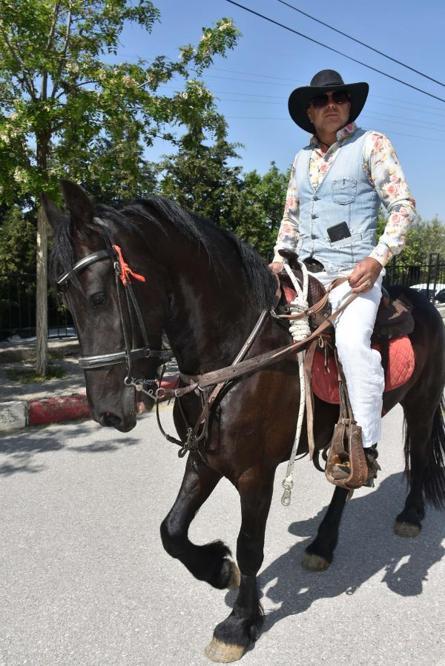 İzmirde atları ile oy vermeye geldiler