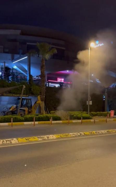 Küçükçekmecede, kazı çalışmasında doğalgaz boru hattı hasar gördü; sızan gaz kamerada