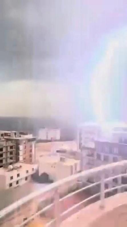 Şırnak’ta 8 katlı binaya yıldırım isabet etti; o anlar kamerada
