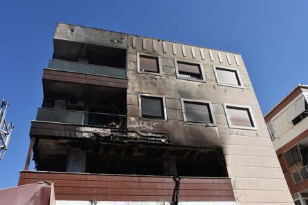 İzmirde 3 katlı binada yangın