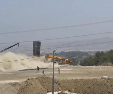 Freni boşalan vincin çarptığı hafriyat kamyonunda yaralanan işçi öldü