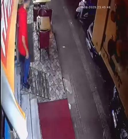 Gazın verildiği motosiklet, masa ve sandalyelere çarptı; o anlar kamerada