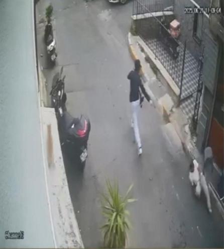 Beyoğlunda kıraathane önünde silahlı saldırı kamerada: Saldırganın 23 suç kaydı olduğu ortaya çıktı