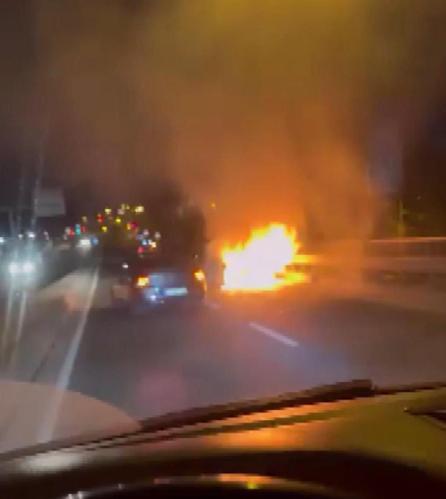 Eyüpsultan’da otomobil alev alev yandı