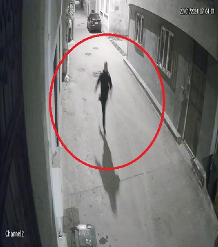 Çaldıkları otomobili, yakıtı bitince iterek götürdükleri akaryakıt istasyonunda yakalandılar