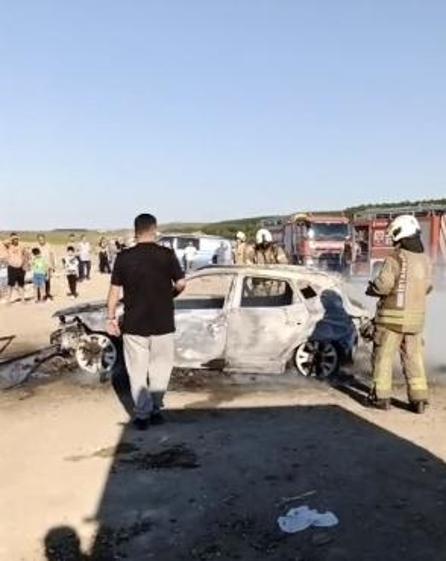 Eyüpsultanda sahilde park halindeki otomobil alev alev yandı