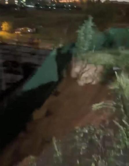 Pendik’te inşaatta toprak kayması; bitişiğindeki apartman tahliye edildi