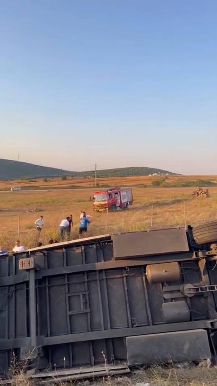 Kuzey Marmara Otoyolunda TIR devrildi: 2 ölü