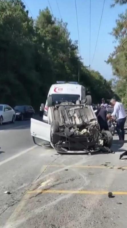 Sarıyer’de yol kenarındaki tabelaya çarpan otomobil takla attı