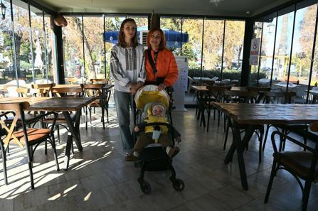 Kuşadasına sığınan Ukraynalı savaş mağduru anne ve kızı, yeni yıldan barış diledi