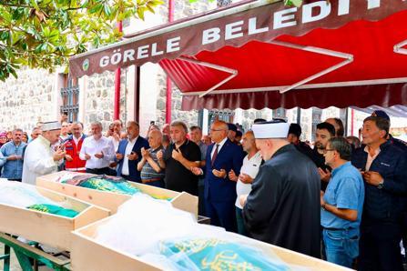 Piknik sırasında derede akıntıya kapılıp ölen anne ve 2 kızı, toprağa verildi