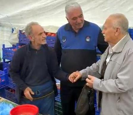 Avcılarda pazarcı, tezgahta bulduğu cüzdanı sahibine teslim etti