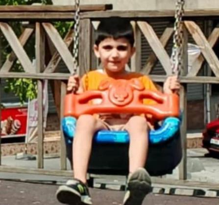 Küçükçekmecede kaybolduktan sonra gölde hareketsiz bulunan Adem, hastanede hayatını kaybetti