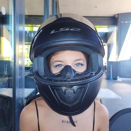 Yön levhası direğine çarpan motosikletin sürücüsü 14 yaşındaki Azra hayatını kaybetti