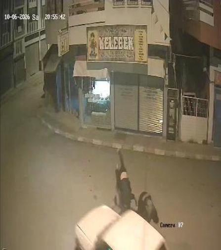 Elektrikli bisiklete çarpan otomobil sürücüsünün kaçtığı kaza kamerada: 2 yaralı