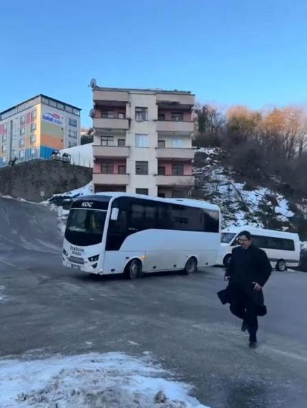 Trabzonda buz pistine dönen yolda sürücülerin zor anları kamerada