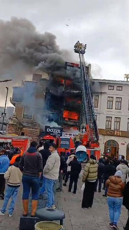 Mısır Çarşısının yanındaki 5 katlı restoran alev alev yandı