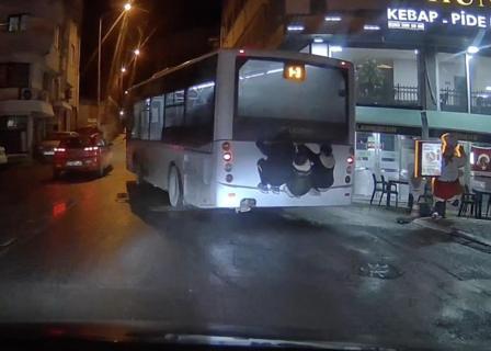 Otobüsün arkasına asılan çocukların tehlikeli yolculuğu kamerada
