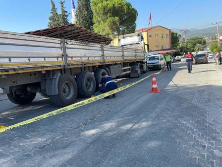İşe giderken TIRın altında kalıp öldü