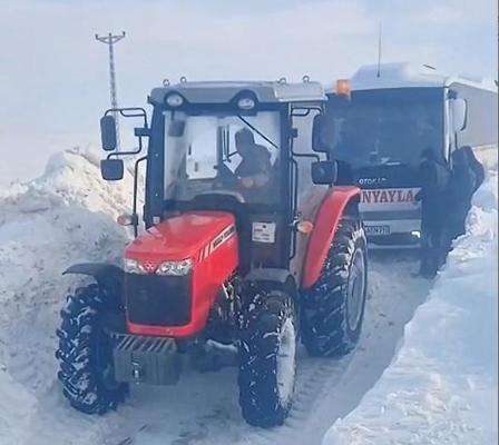 Tipide mahsur kalan midibüstekilerin yardımına köylüler koştu