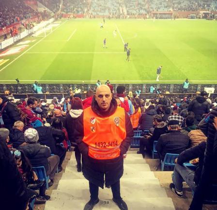 Özel güvenlik görevlisinden maç sırasında futbol topuyla basketbol resitali